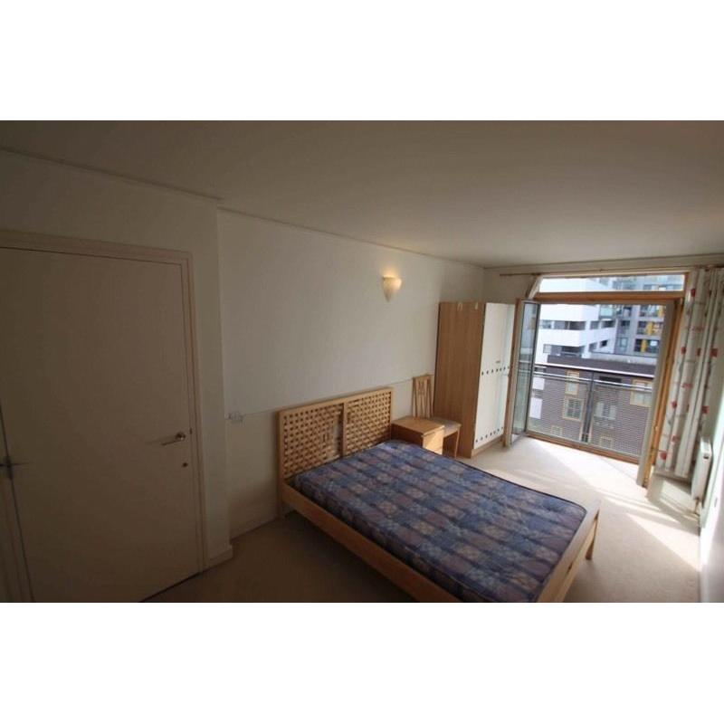 DOUBLE ROOM IN NORTH GREENWICH (BEAUTIFUL VIEW FROM WINDOWS + COUPLE ALLOWED)