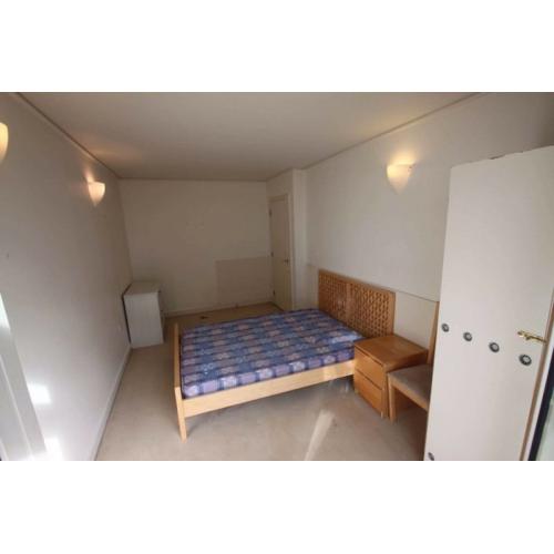 DOUBLE ROOM IN NORTH GREENWICH (BEAUTIFUL VIEW FROM WINDOWS + COUPLE ALLOWED)