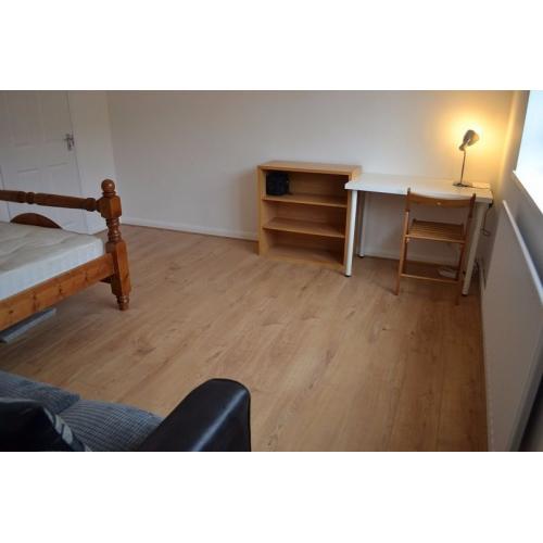 *** Sunny and pretty spacious Double Room – Zone 2 – Greenwich – 1 minute walk to station ***