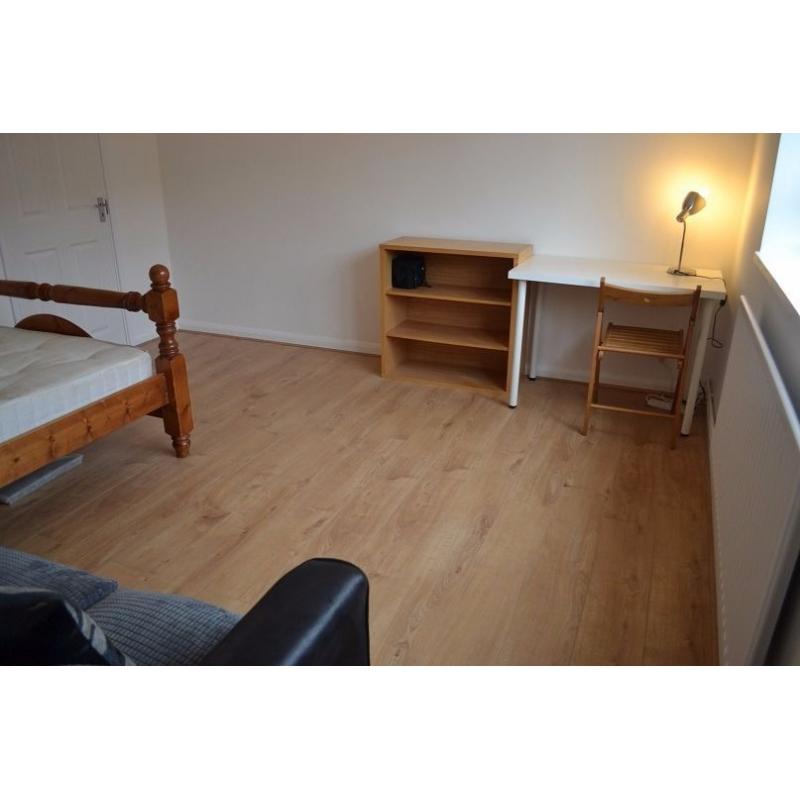 *** Sunny and pretty spacious Double Room – Zone 2 – Greenwich – 1 minute walk to station ***