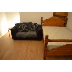 *** Sunny and pretty spacious Double Room – Zone 2 – Greenwich – 1 minute walk to station ***