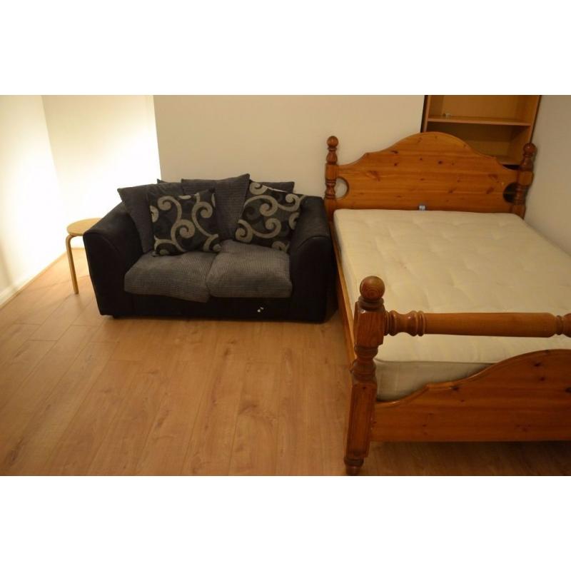 *** Sunny and pretty spacious Double Room – Zone 2 – Greenwich – 1 minute walk to station ***