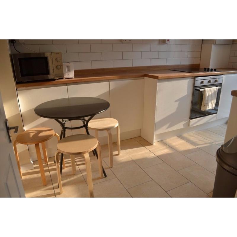 *** Sunny and pretty spacious Double Room – Zone 2 – Greenwich – 1 minute walk to station ***