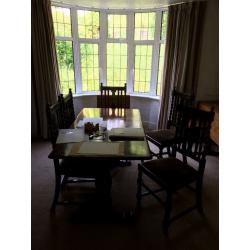 STUNNING SOLID WOOD TABLE, 5 CHAIRS & GATE LEGGED TABLE