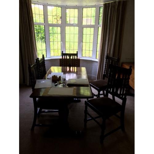 STUNNING SOLID WOOD TABLE, 5 CHAIRS & GATE LEGGED TABLE