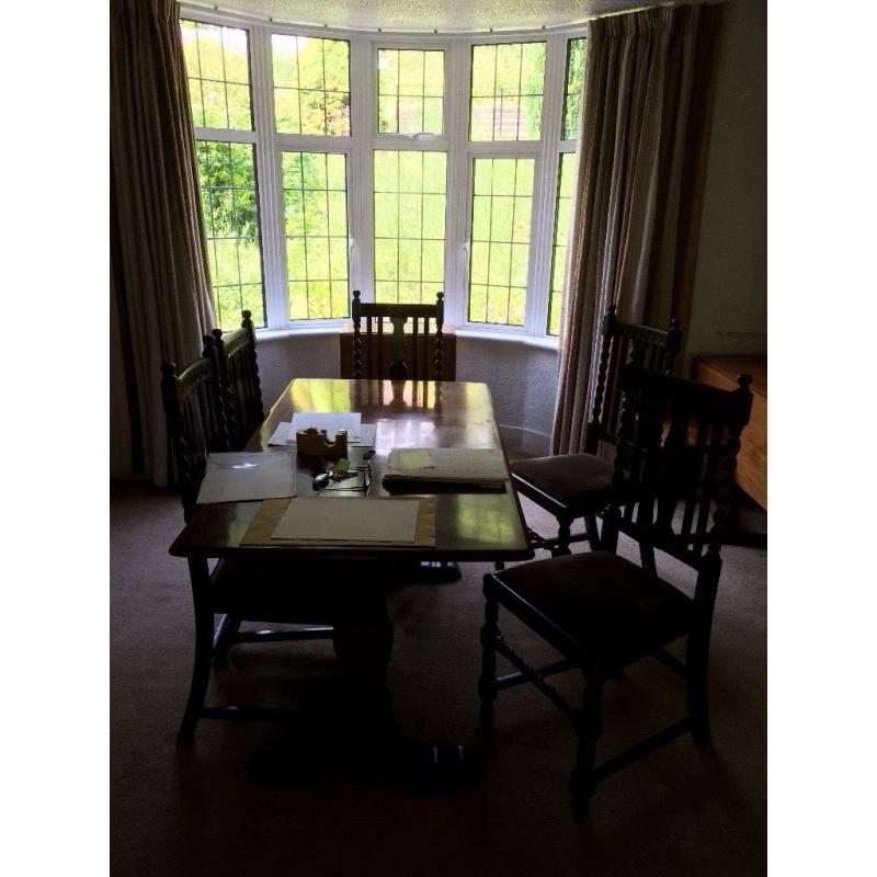 STUNNING SOLID WOOD TABLE, 5 CHAIRS & GATE LEGGED TABLE