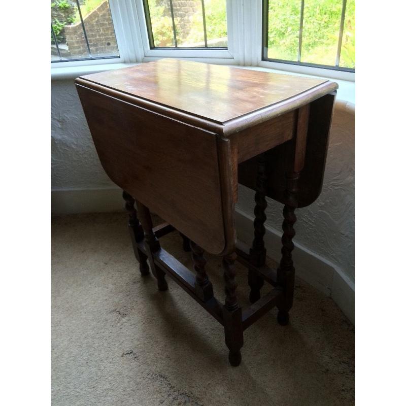 STUNNING SOLID WOOD TABLE, 5 CHAIRS & GATE LEGGED TABLE