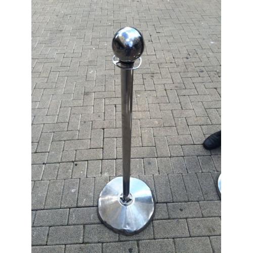 4 barriers / banner poles