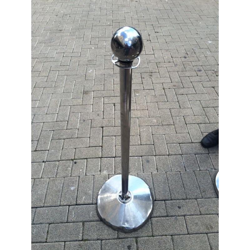 4 barriers / banner poles