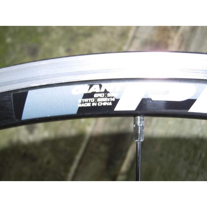 VGC giant PR2 700c road bike front wheel