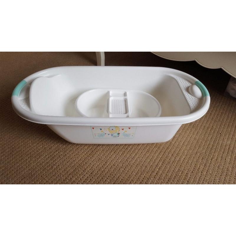 Baby bath and top and tail bowl.