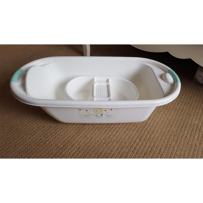 Baby bath and top and tail bowl.