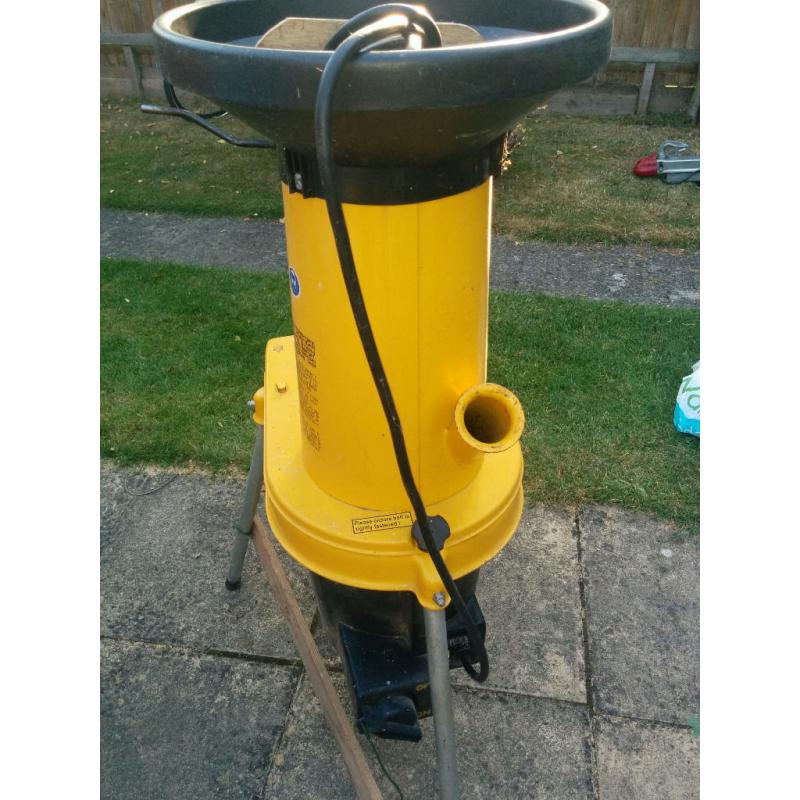 AL-KO H1100S Garden shredder. In good working order, takes up to 40mm (11/2") diameter.