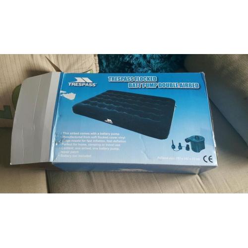 Double air bed with pump