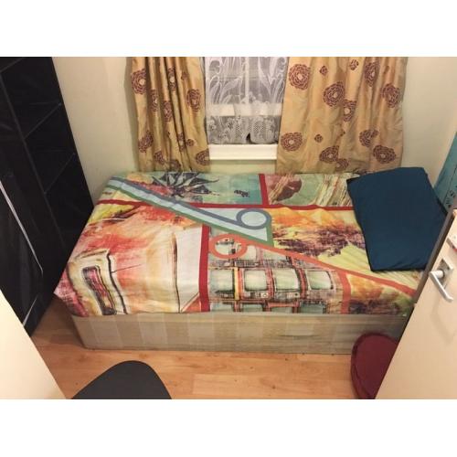Cosy Room 89 PW - Overground & Southern Trains 4 Minutes Walk Away. No Extra Cost!