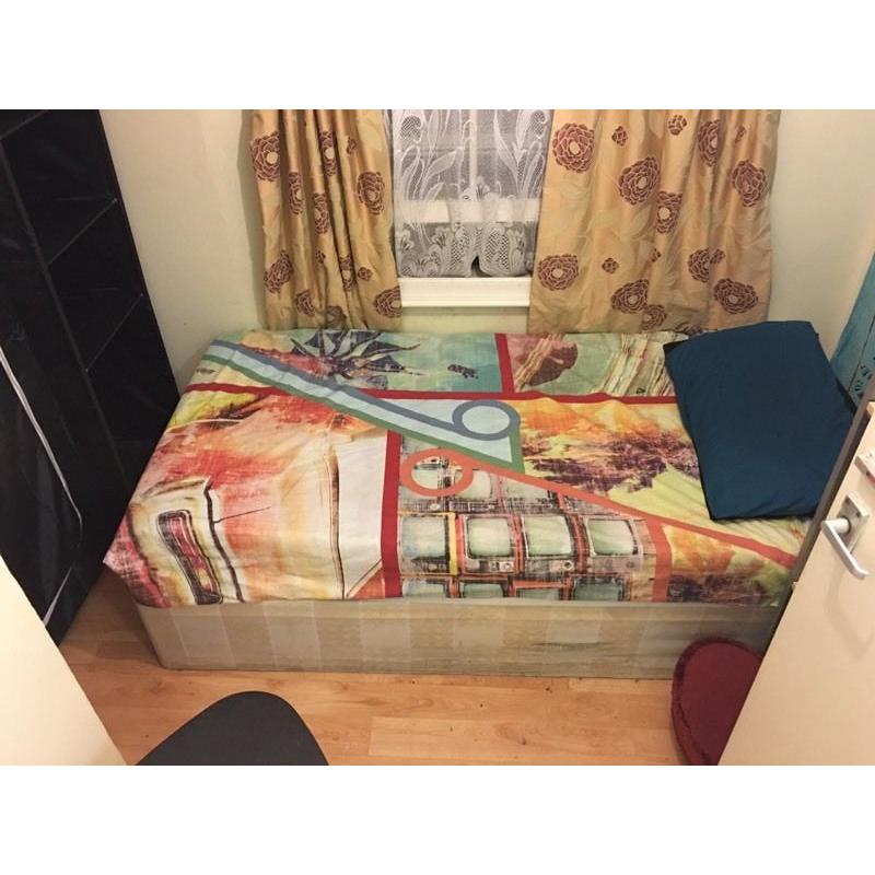 Cosy Room 89 PW - Overground & Southern Trains 4 Minutes Walk Away. No Extra Cost!
