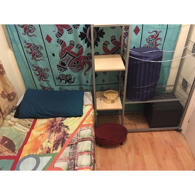 Cosy Room 89 PW - Overground & Southern Trains 4 Minutes Walk Away. No Extra Cost!