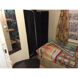 Cosy Room 89 PW - Overground & Southern Trains 4 Minutes Walk Away. No Extra Cost!
