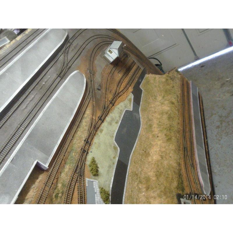 OO GUAGE LAYOUT AND TRAINS VGC