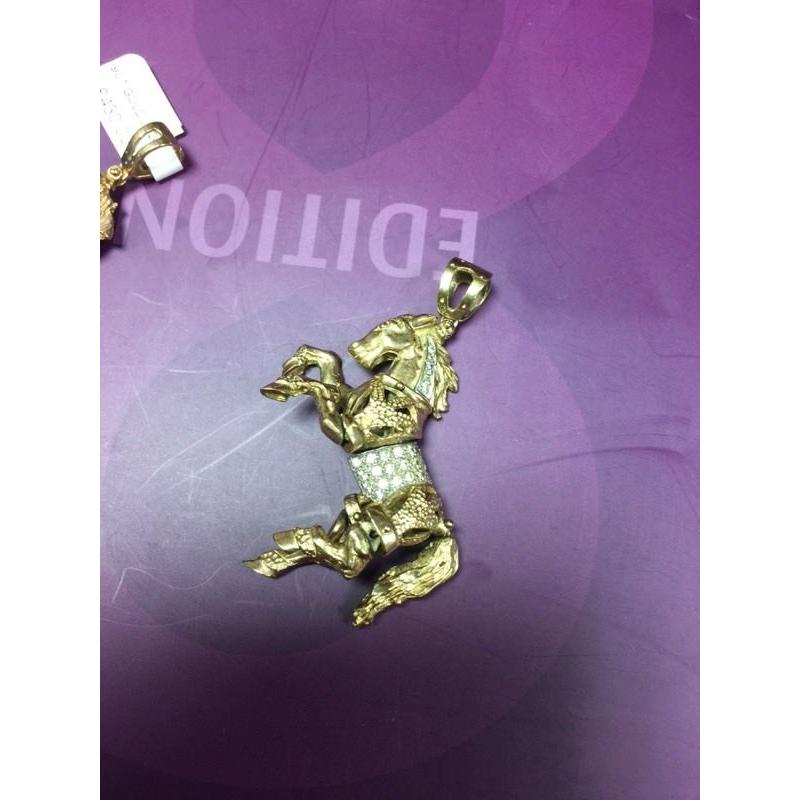 Beautiful 9ct gold stone set moving horse