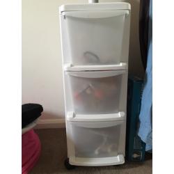 Chest of plastic drawers