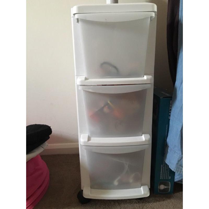 Chest of plastic drawers