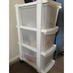 Chest of plastic drawers