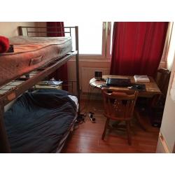 6 single rooms available in Deptford house, 2 shower rooms. 6 minutes London Bridge!