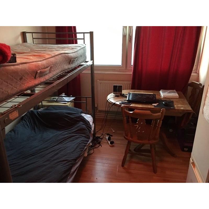 6 single rooms available in Deptford house, 2 shower rooms. 6 minutes London Bridge!