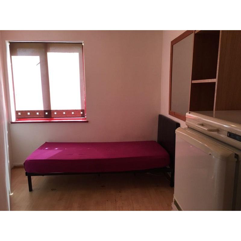 6 single rooms available in Deptford house, 2 shower rooms. 6 minutes London Bridge!