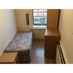 6 single rooms available in Deptford house, 2 shower rooms. 6 minutes London Bridge!