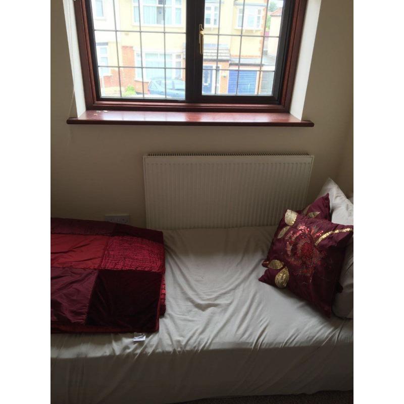 SINGLE ROOM