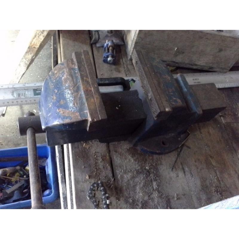 Bench vice large good working can be seen working