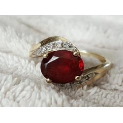 9ct gold, garnet (or similar)ring.