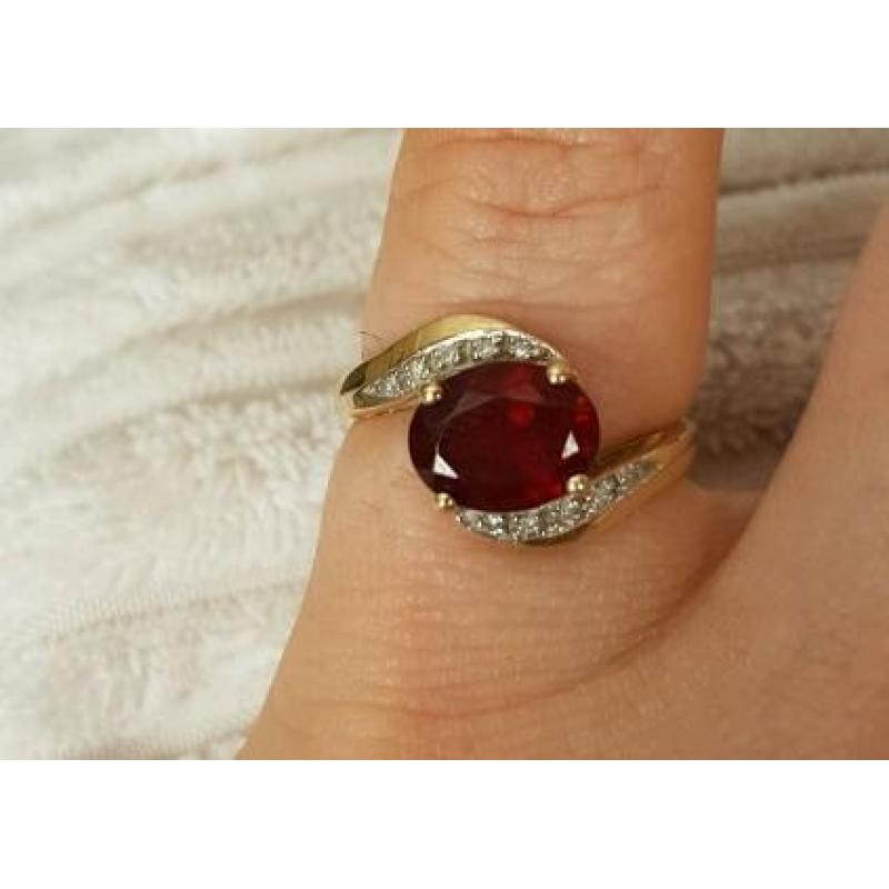 9ct gold, garnet (or similar)ring.