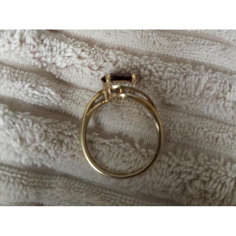 9ct gold, garnet (or similar)ring.