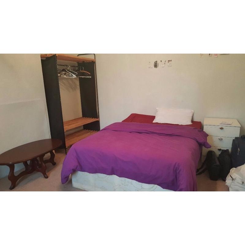 Double room in Tooting Bec. Available from 01/08/2016
