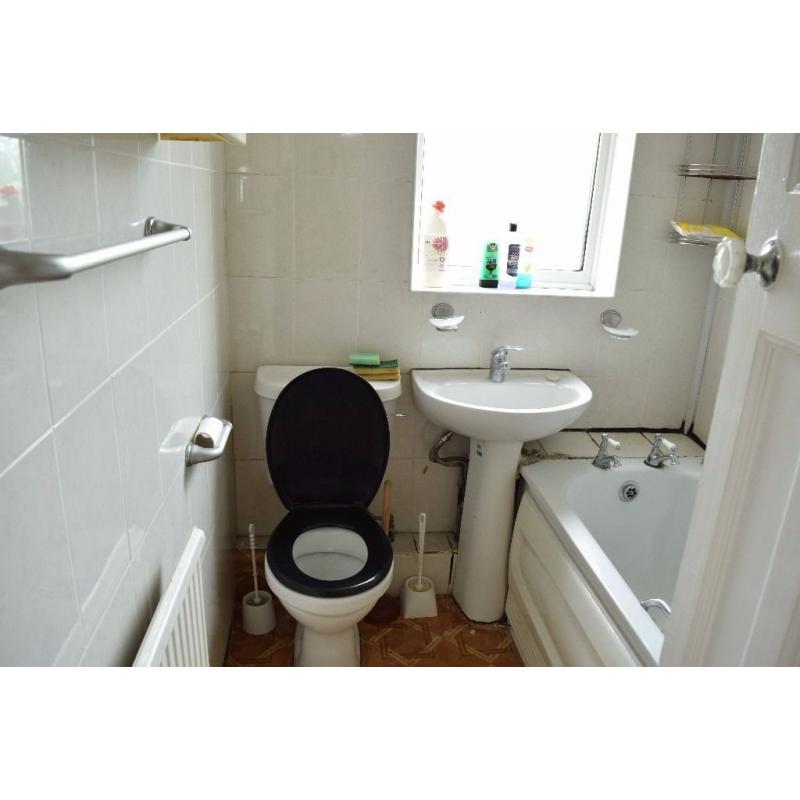Double room in Tooting Bec. Available from 01/08/2016