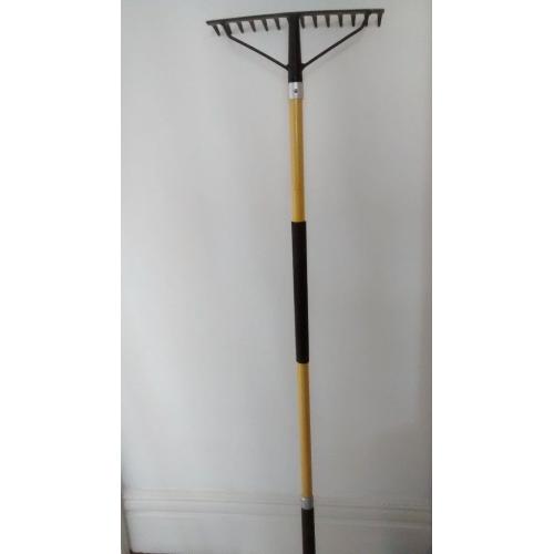 Garden rake with metal teeth and handle with rubber grips