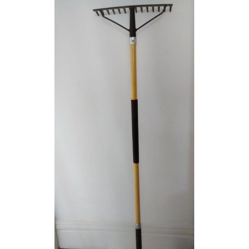 Garden rake with metal teeth and handle with rubber grips
