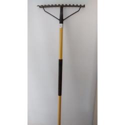 Garden rake with metal teeth and handle with rubber grips