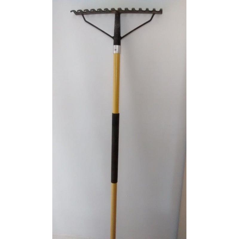 Garden rake with metal teeth and handle with rubber grips