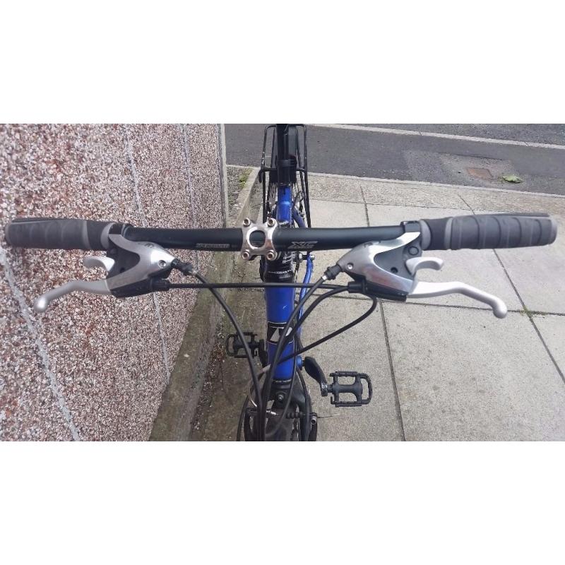 Pinnacle hybrid bike size medium (Aurora 1.0 frame) 24 gears