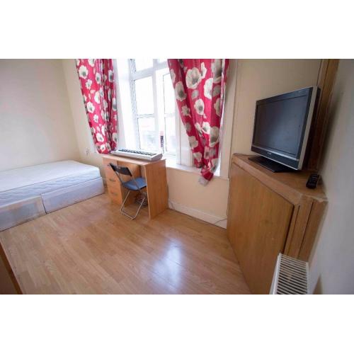 Spacious double-bedroom in Dalston, Great location
