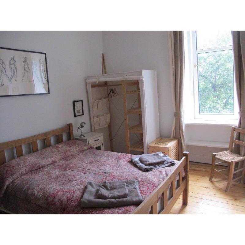 Bright, doubleroom for rent in specious 2 bedroom flat throughout Edinburgh Festival