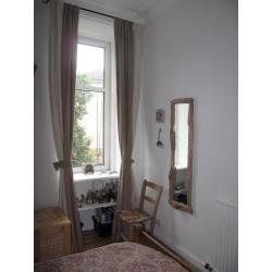 Bright, doubleroom for rent in specious 2 bedroom flat throughout Edinburgh Festival