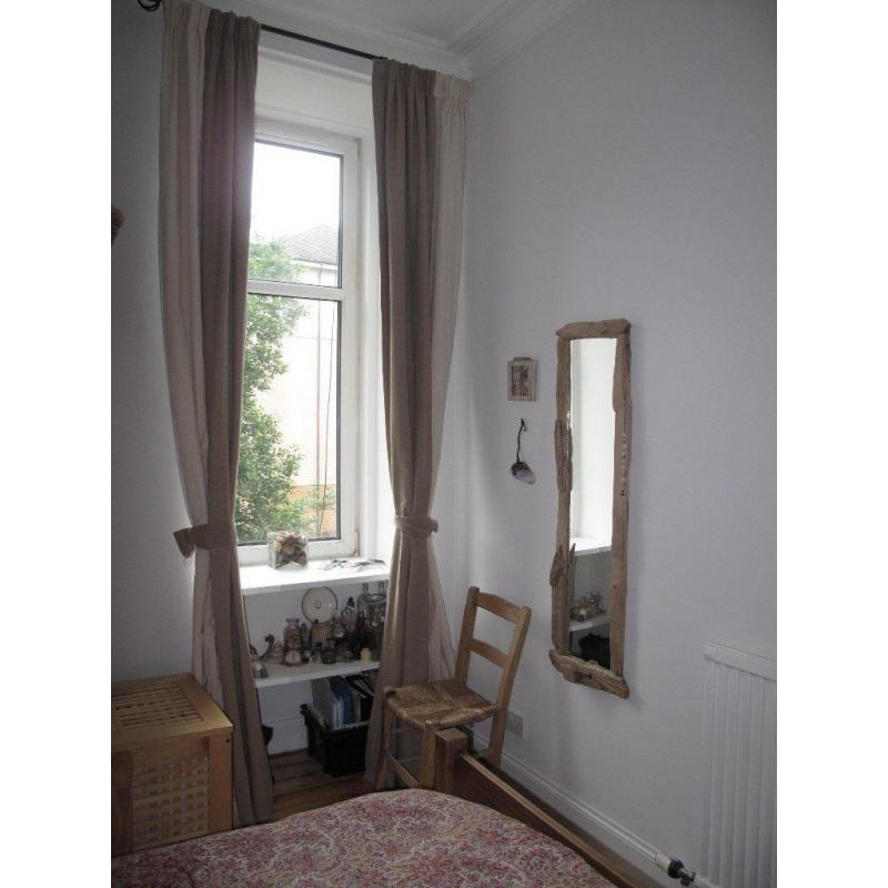 Bright, doubleroom for rent in specious 2 bedroom flat throughout Edinburgh Festival