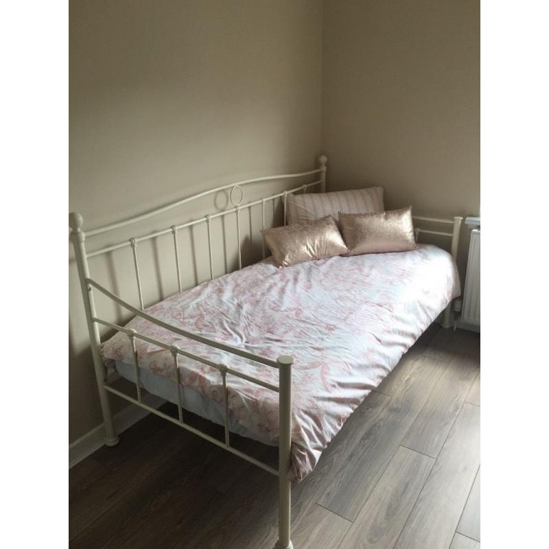 Day bed for sale