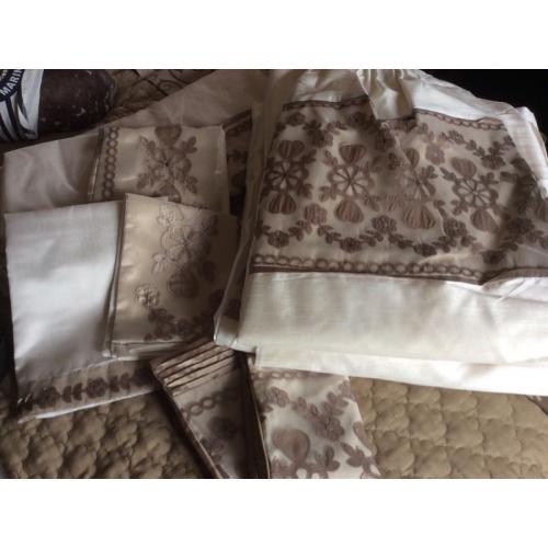 Beautiful Dunelm Silk look King Size Duvet with matching curtains
