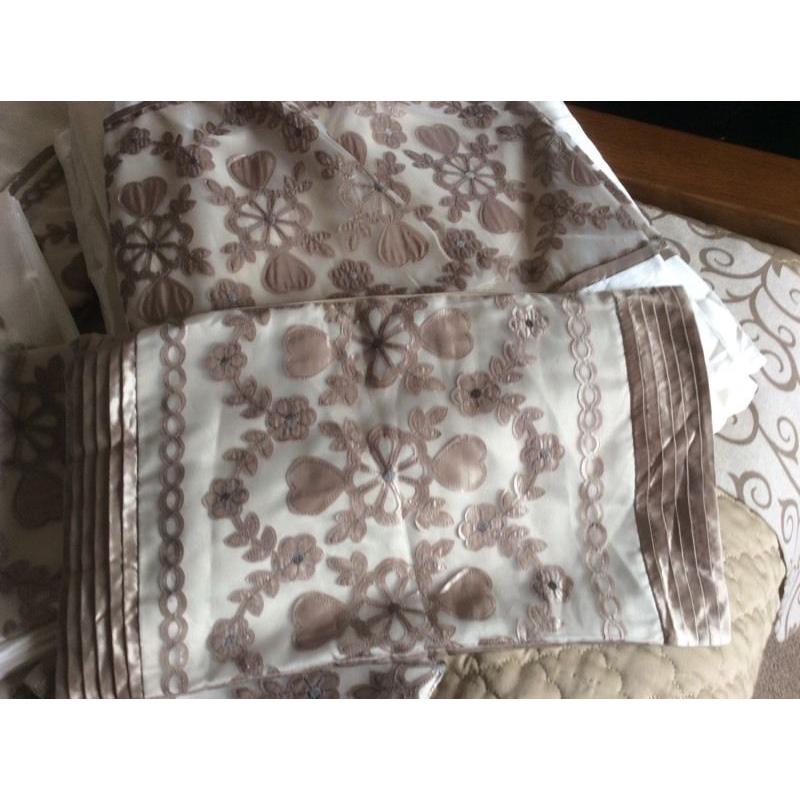 Beautiful Dunelm Silk look King Size Duvet with matching curtains